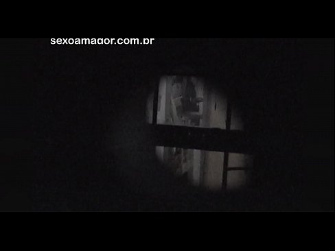 ❤️ Blondie blir i hemmelighet filmet av en nabolagsvoyeur gjemt bak hule murstein ❌ Analvideo ved no.28films.ru